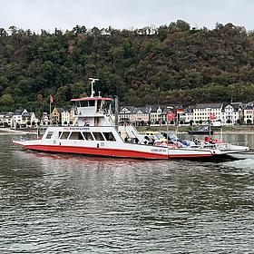 Loreley 渡輪正在萊茵河上航行。