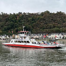 Eine Fähre fährt auf stillem Wasser