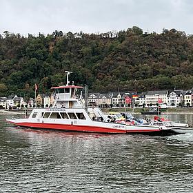 Eine Fähre fährt auf stillem Wasser