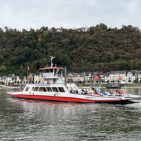Le ferry Loreley pendant la traversée du Rhin.