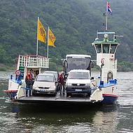 Einsatz der Fähre auf dem Rhein in Knaub