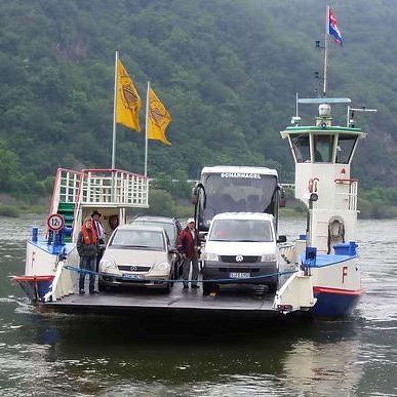 Einsatz der Fähre auf dem Rhein in Knaub