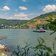 Eine Aufnahme der Fähre Lorch Niederheimbach aus Uferperspektive