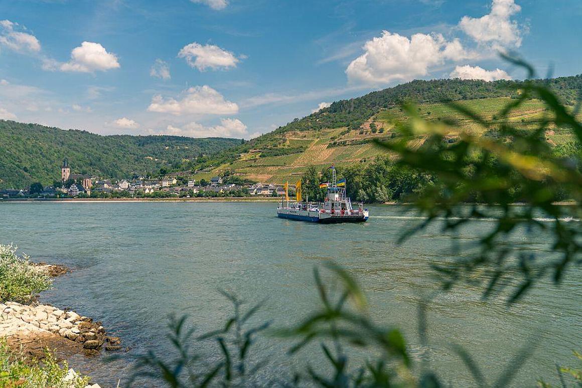 A shot of the Lorch Niederheimbach ferry from the riverside perspective