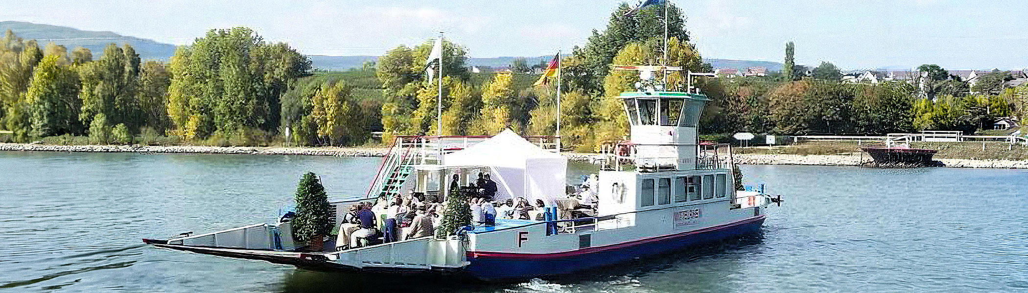 Eine Aufnahme der Fähre Lorch Niederheimbach bei sonnigem Wetter