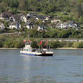 Die Fähre Michael setzt auf dem Rhein auf die andere Seite. Im Hintergrund ist das andere Ufer sichtbar. 