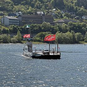 Die Fähre auf dem Wasser von weitem in der Sonne