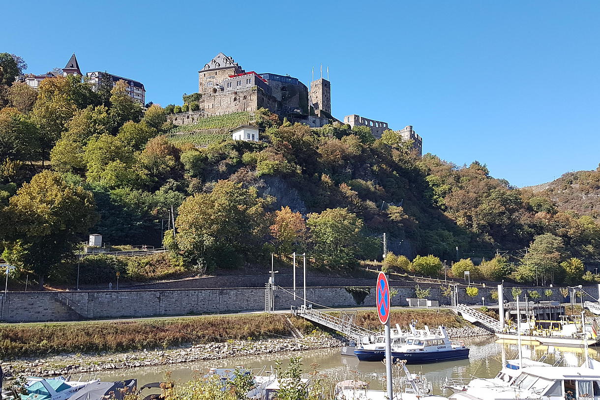 Das Schloss Rheinfels ist aus der Flussperspektive zu sehen.