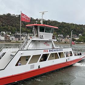 Le ferry Loreley traverse le Rhin en direction de St. Goar.
