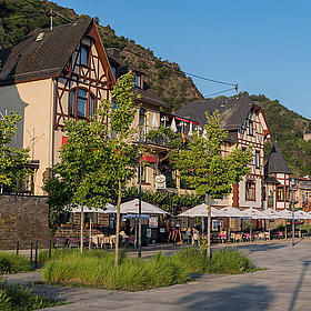 Ein alter Ortskern mit Fachwerkhäusern und Restaurants.