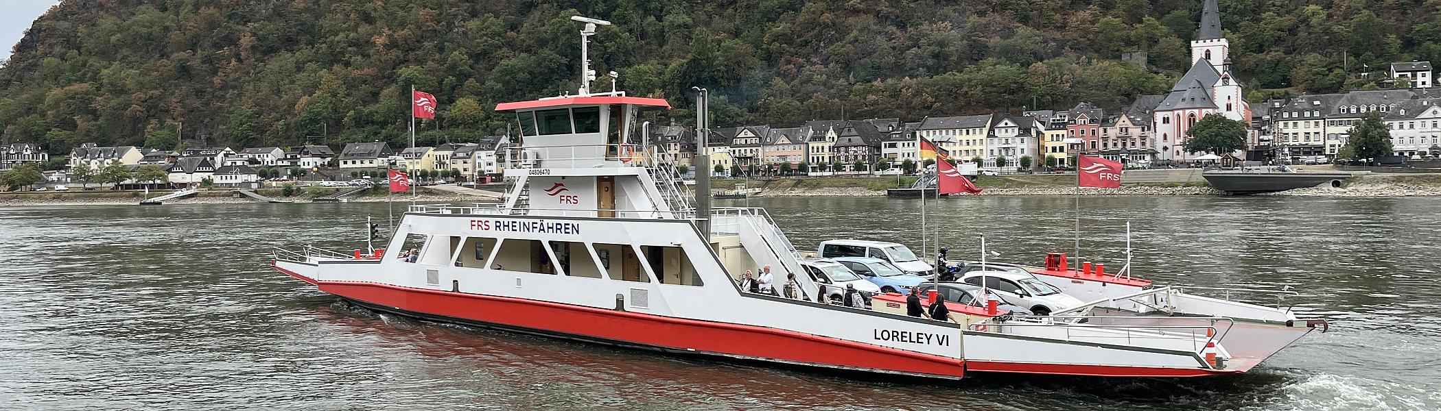 De Loreley-veerboot op de Rijn tussen St. Goar en St. Goarshausen.